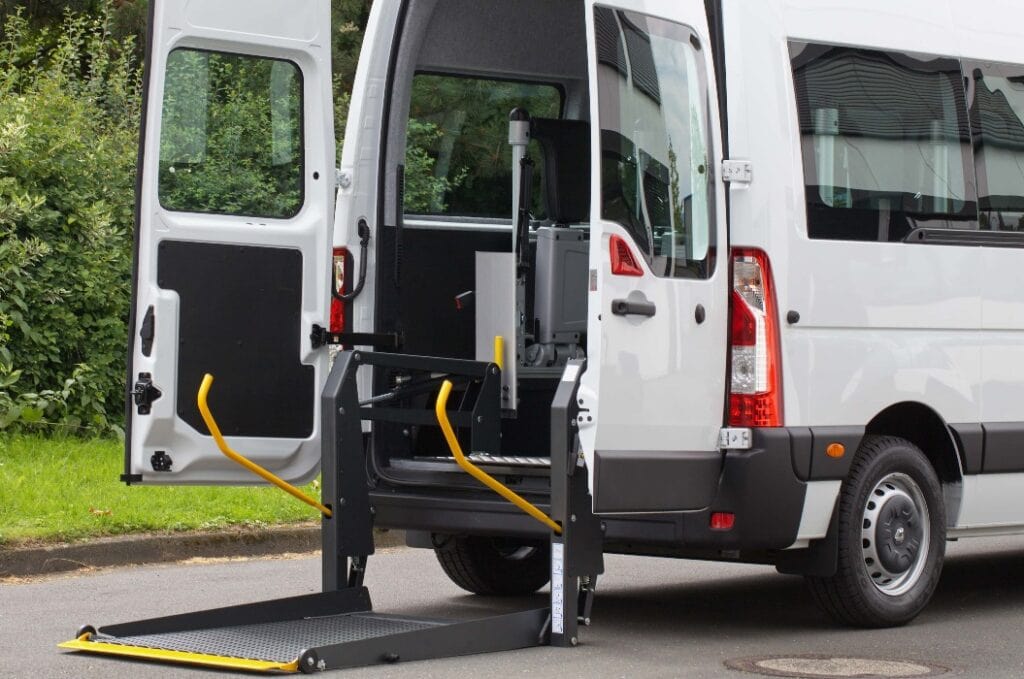 Kleintransporter mit Rollstuhllift
