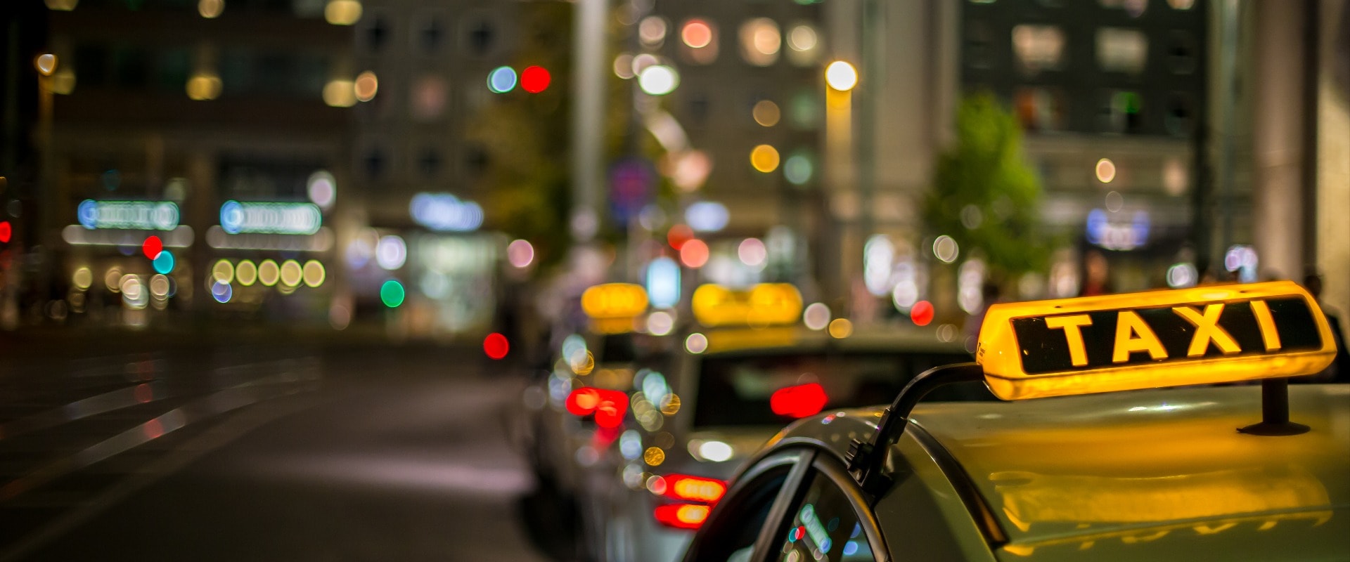 nachts warten Taxis auf Fahrgäste